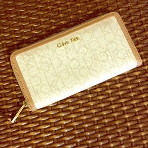 Calvin Klien White And Tan Clutch